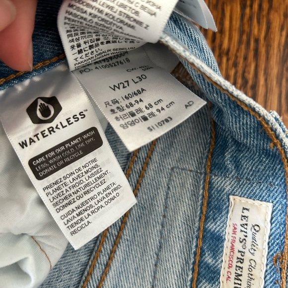 light blue wash ripped Levi jeans 501 - Picture 2 of 3